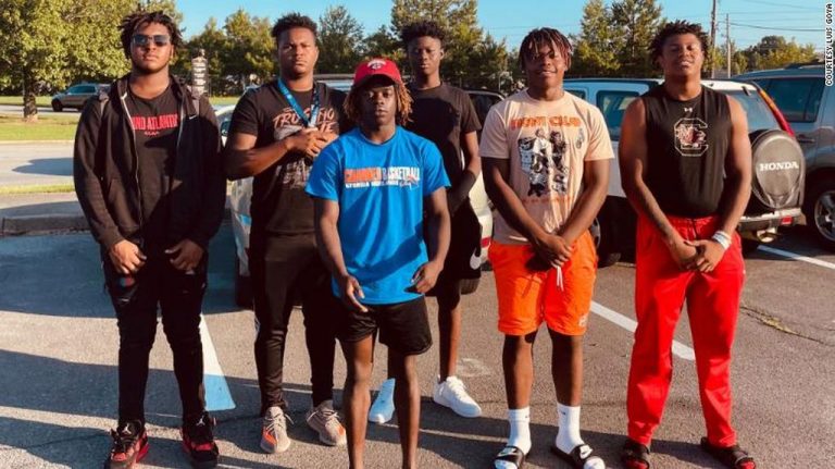 6 High School Football Players Combine Their Strength to Rescue Injured Woman Trapped in a Wrecked Car