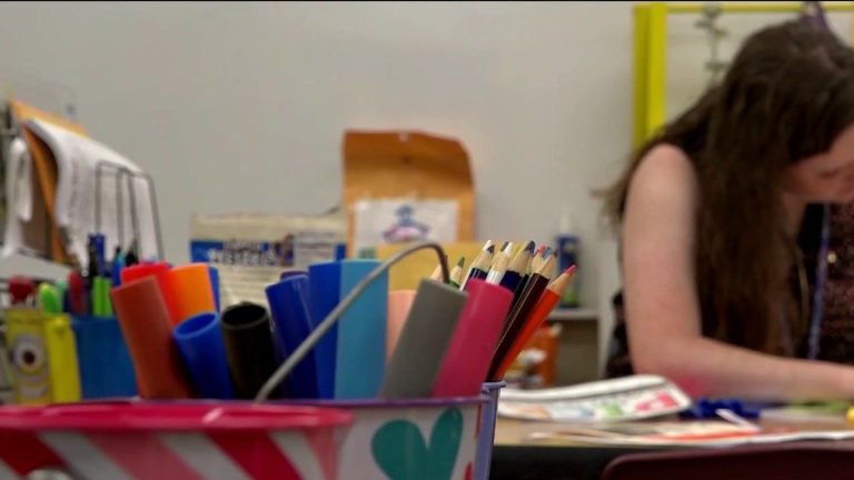 Texas teachers spend more than $800 in personal funds on classroom supplies, survey shows