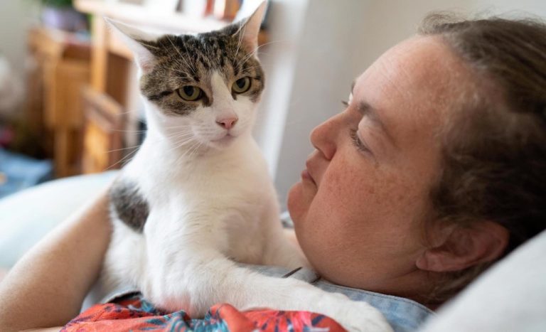 Hero Cat Saves Owner Who was Having a Heart Attack by Pounding its Paws on Her Chest