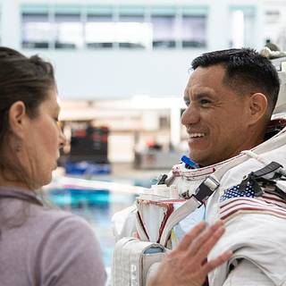 La NASA ofrece una sesi?n informativa y entrevistas con el astronauta Frank Rubio antes de su despegue