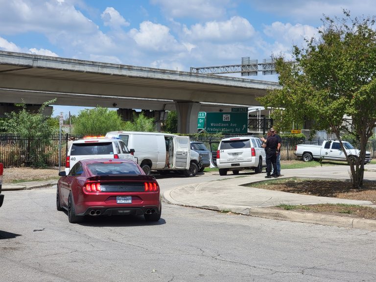 Suspect crashes in San Antonio after leading Medina County authorities on chase in stolen van