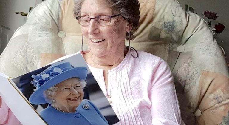 Elderly Couple Among Last to Receive Signed Letter From The Queen–Delivered the Day She Died