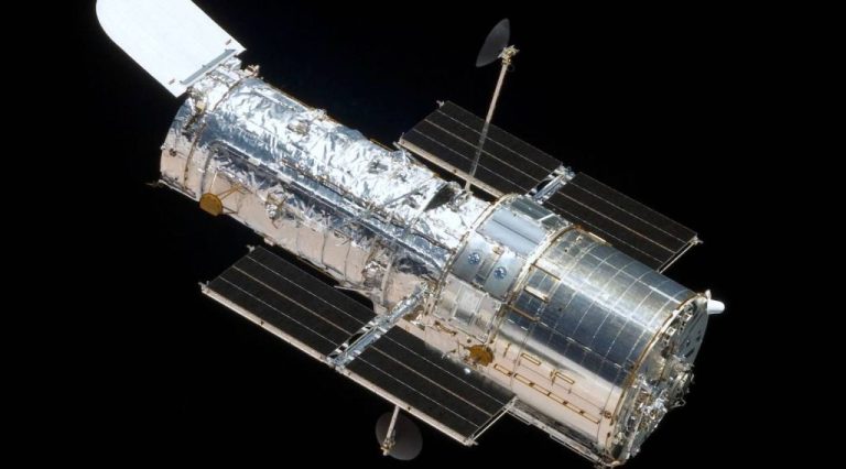 Hubble Is Slowly Falling—and SpaceX Wants to Give It a Boost