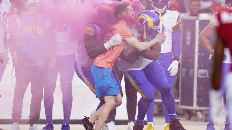 Rams LB Bobby Wagner flattens protester who gets on field