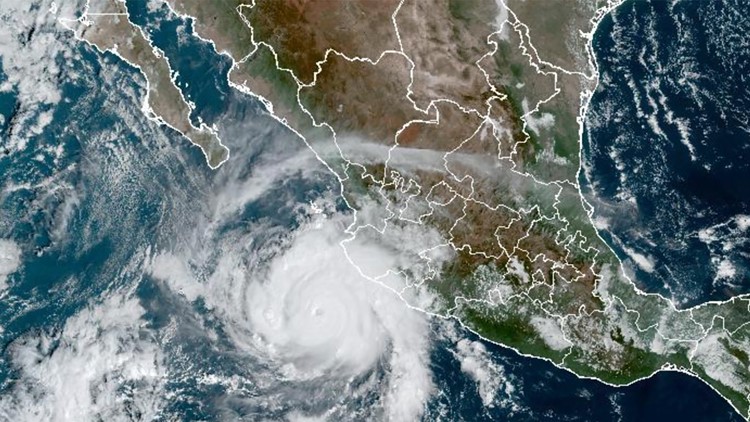 Hurricane Roslyn makes landfall in Mexico, avoids resorts