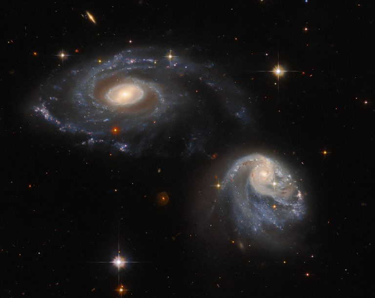 Hubble Snaps a Pair of Interacting Galaxies