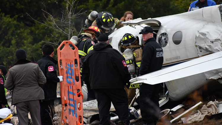 1 dead in a twin-engine plane crash in Wise County