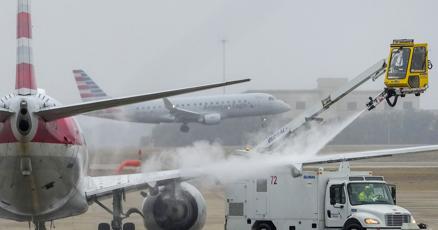 Winter weather cancels flights, leads to death in Texas