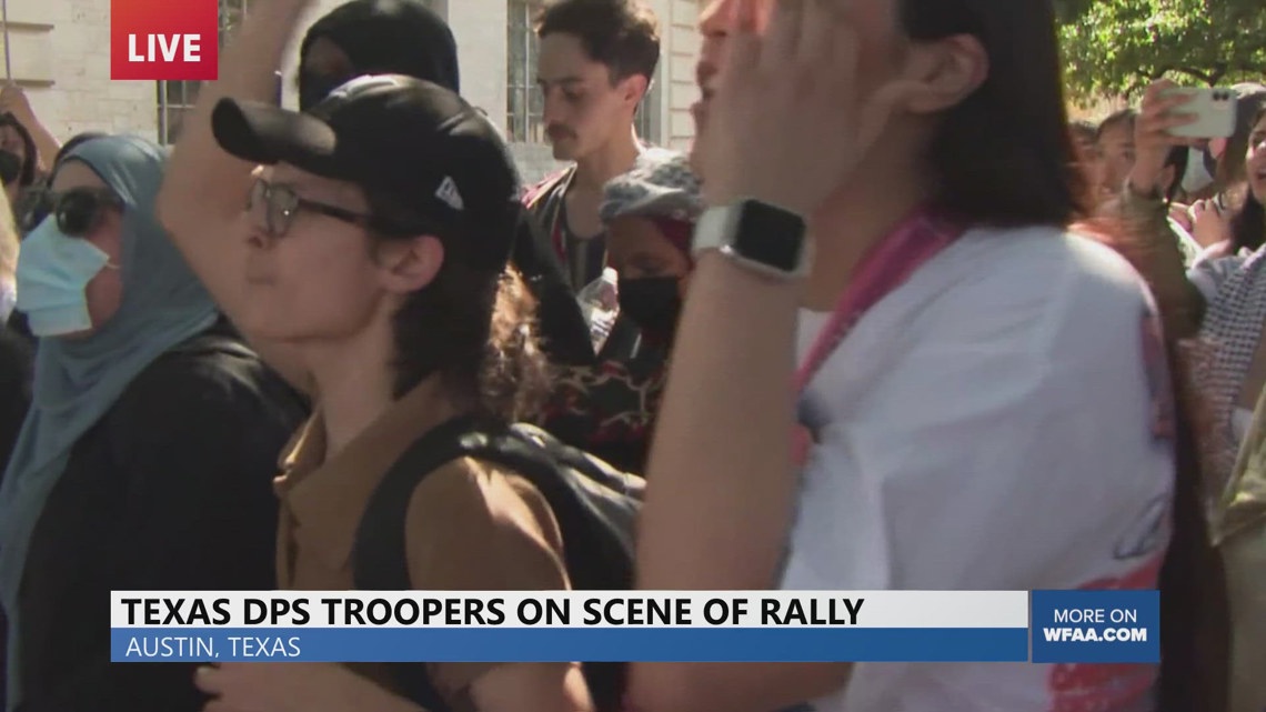 LIVE: Students push back Texas DPS troopers at UT Austin