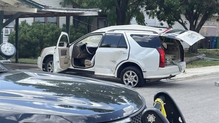 2 men arrested after stealing vehicle at gunpoint, leading officers on chase, SAPD says