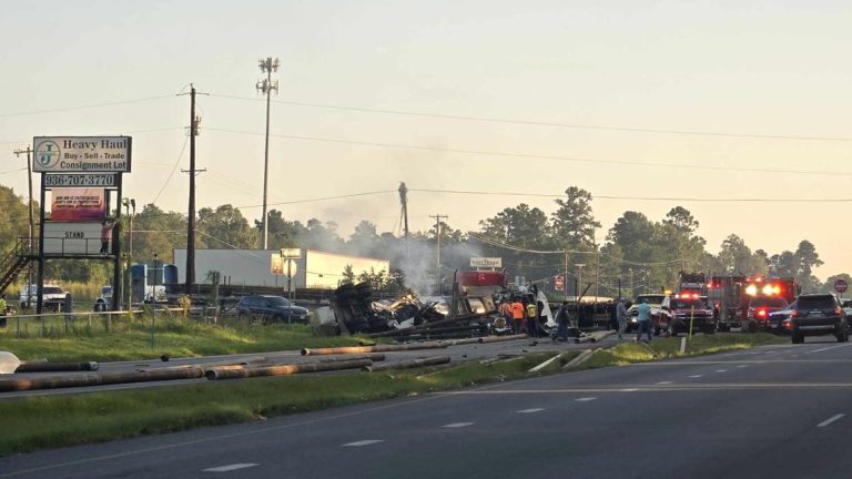 Major crash involving three 18-wheelers on U.S 59 S in Lufkin, lanes closed