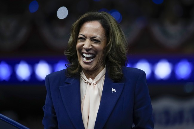 Former ‘Top Chef’ Host Fawns Over Kamala, Says She’d Be a ‘Great President’ for Her… Cooking Skills