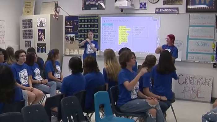 MacArthur High School students offer free sign language classes