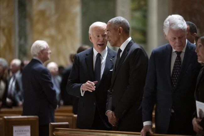 Oh My: Lip Reader Has Figured Out That Conversation Between Obama and Biden at Memorial Service