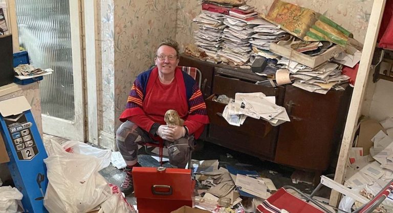 Reformed ‘Hoarder’ Now Earns a Living Helping Others With Mountains of Clutter in Their Homes (Watch)