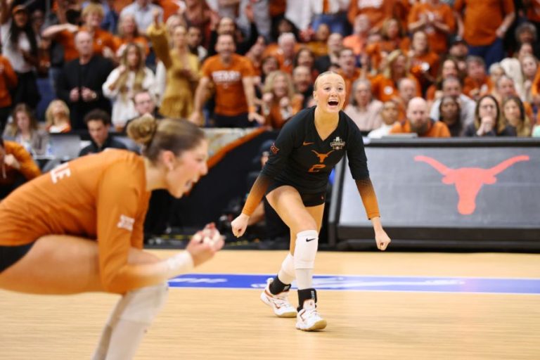 No. 7 Texas volleyball overwhelms No. 18 Florida in straight sets