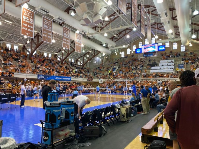 Texas volleyball runs winning streak to 9 matches, hosts A&M on Wednesday