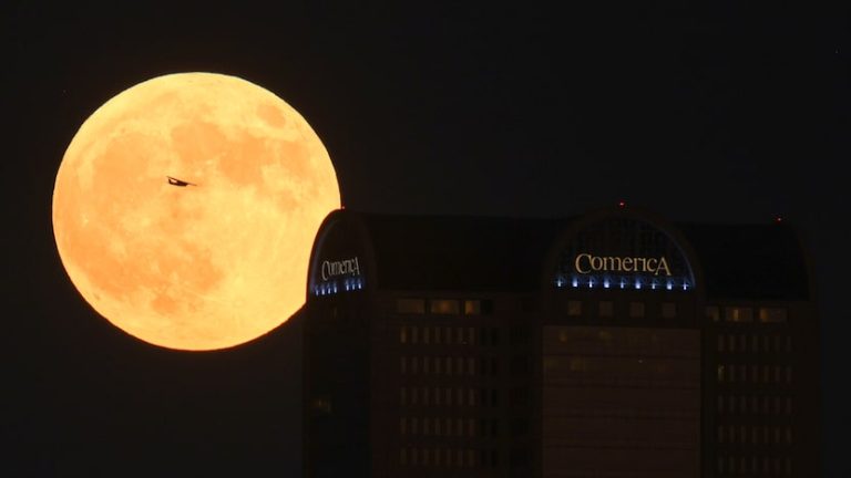 How to watch the super ‘hunter’s moon’ in North Texas this week