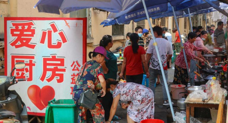 Chinese Couple Created ‘Cancer Kitchen’ in Their Alley to Let Family Members Cook for Loved Ones in Nearby Hospital