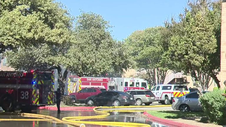 SAFD crews battle fire at Northeast Side apartment complex