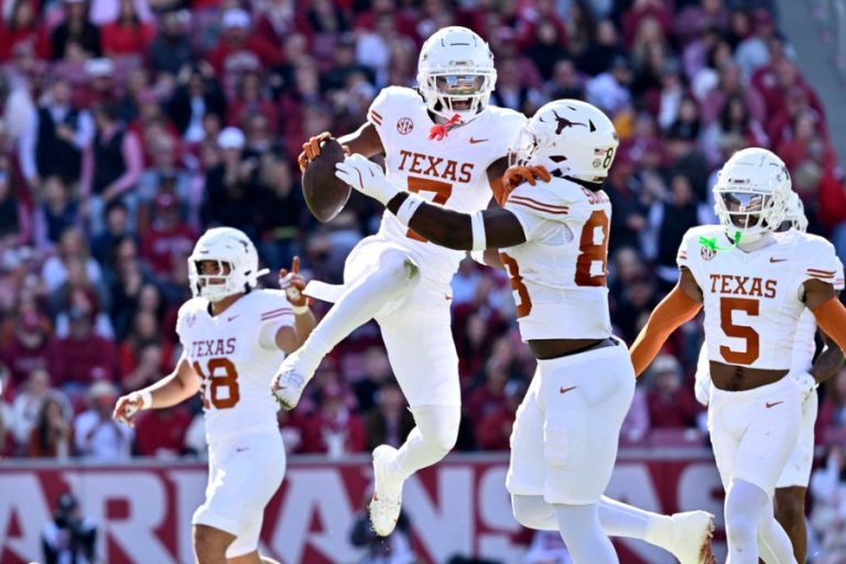 Clutch TD, stout defense keeps Texas in SEC title game hunt with 20-10 win over Arkansas