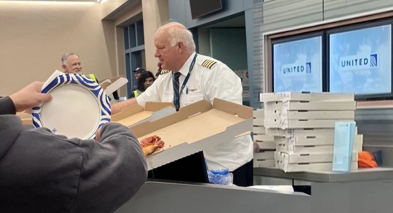 United Pilot Orders 30 Pizzas to Feed Passengers After Emergency Landing for Medical Care