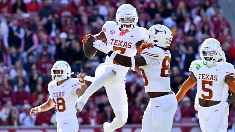 Ewers’ two touchdowns, Texas’ defense lead No. 3 Longhorns past Arkansas 20-10