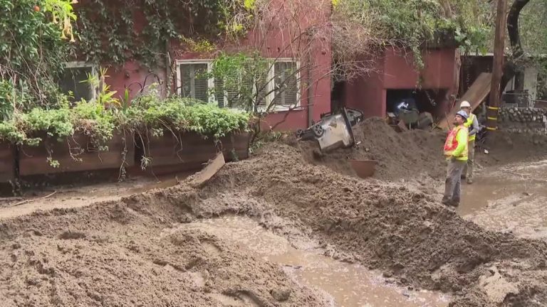 California mudslide clean-up efforts begin