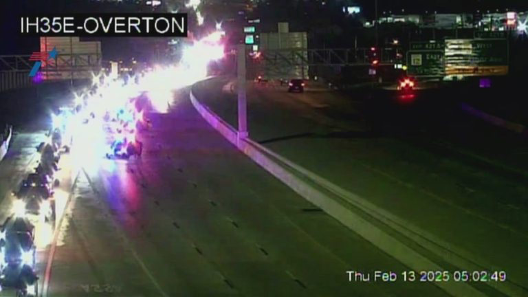 Crash shuts down I-35E northbound in Dallas