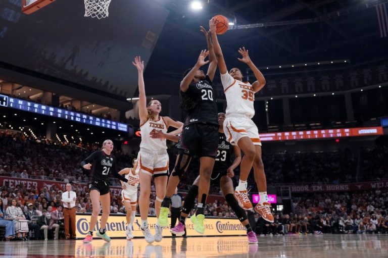 No. 4 Texas turns away No. 2 South Carolina, snaps Gamecocks’ record SEC winning streak