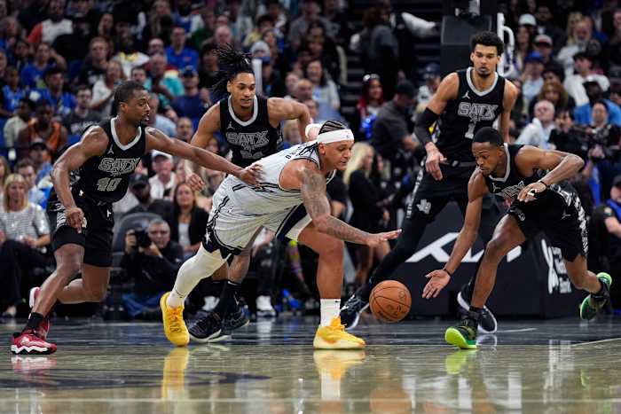 Banchero makes a late go-ahead shot and Magic hold off Spurs 112-111