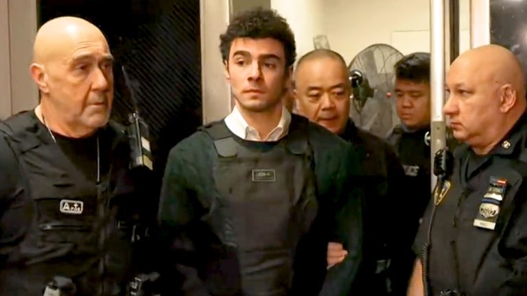 Luigi Mangione enters, exits courtroom (Feb. 21, 2025)